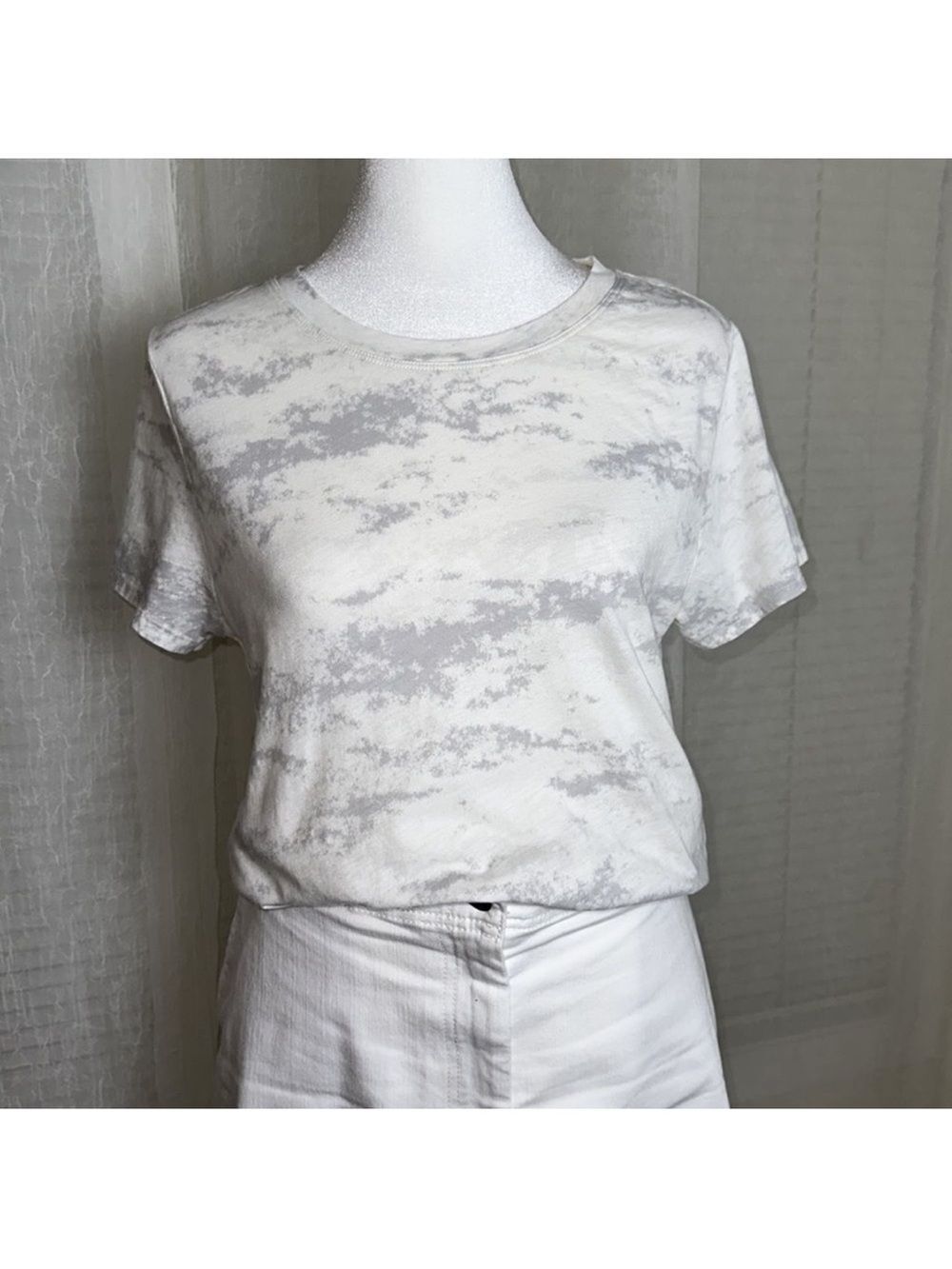 Athleta M White Silver Gray Cloud Tie Dye Short Sleeve Athletic Tee